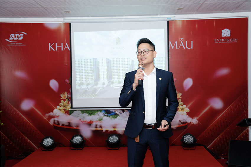 Ông Ngô Văn Thắng đại diện phòng kinh doanh dự án giới thiệu tổng quan dự án và chi tiết các loại hình căn hộ trong dự án.